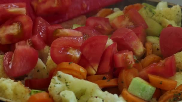 Vegano Cocina Asiática Comida Sencilla Cocinero Vierte Rodajas Tomate Rodajas — Vídeo de stock