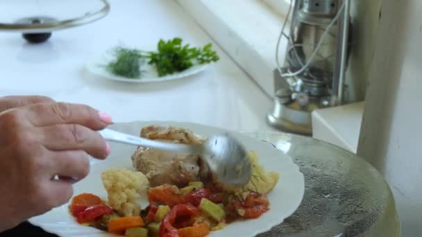 Cozinha Asiática Comida Simples Frango Com Vegetáveis Ele Cozinha Coloca — Vídeo de Stock