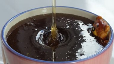 Ağır çekim, veganlık. Bal ince bir derede Kupa 'ya akar. Kapat..