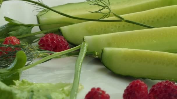 Vegán Nyers Étel Egyszerű Étel Egy Fehér Tányér Zöldségekkel Bogyókkal — Stock videók
