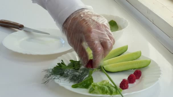 Vegan Alimentation Crue Plat Végétarien Cuisinière Met Les Légumes Dans — Video