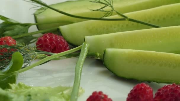 Веган Сира Їжа Проста Їжа Столі Лежить Біла Тарілка Овочами — стокове відео