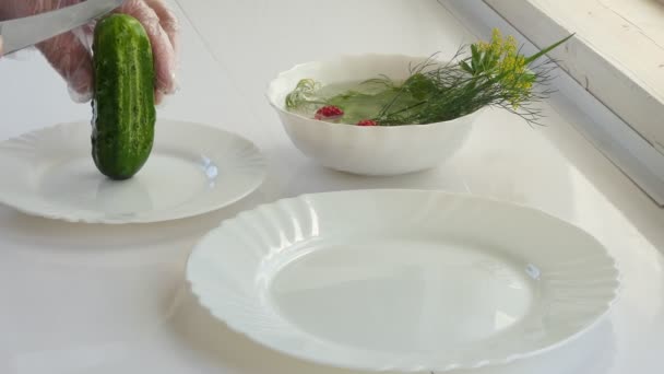 Veganes Rohkost Einfaches Essen Der Koch Nimmt Eine Frische Gurke — Stockvideo