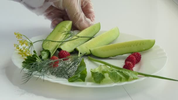 Vegan Nourriture Crue Nourriture Simple Cuisinier Transforme Une Assiette Service — Video