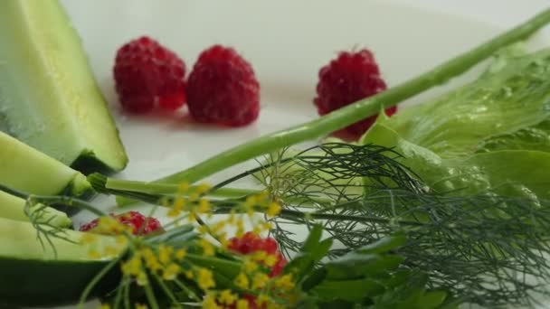 Vegan Nourriture Crue Nourriture Simple Une Assiette Blanche Servie Avec — Video