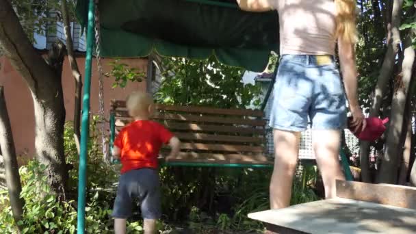 Children Family Small Child Watches His Mother Drains Water Has — Stock Video