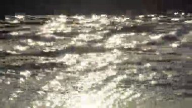 Kumsal. Sörf. Kumsalda dalgalar kopuyor. Rüya suya yansıyor.. 