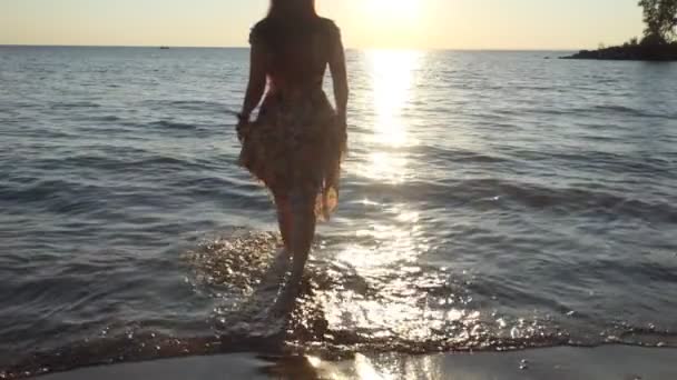 Mädchen Strand Bei Sonnenuntergang Ein Mädchen Einem Kleid Steigt Ins — Stockvideo