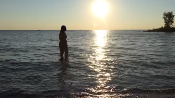 Meisje Het Strand Bij Zonsondergang Azië Een Meisje Met Een — Stockvideo