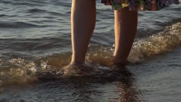 冲浪时 一个女孩在海滩上的脚 慢动作靠近点 — 图库视频影像