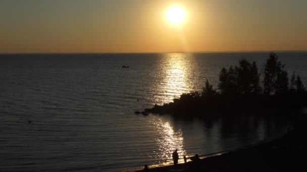 奥布河上的石岛和海滩上的人们在夕阳西下 西伯利亚 — 图库视频影像