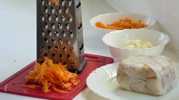Comida Simple Plato Pescado Cocinero Ralla Zanahorias Junto Una Taza — Vídeos de Stock