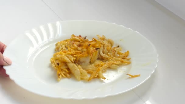 Proste Jedzenie Danie Rybne Kuchni Azjatyckiej Kucharz Obraca Biały Talerz — Wideo stockowe
