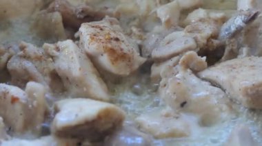 Et yemeği. Et ocakta bir tavada pişiyor. Yakınlaştır, yaklaştır..