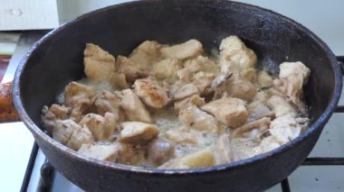 Et yemeği. Et ocakta bir tavada pişiyor. Yakın plan..