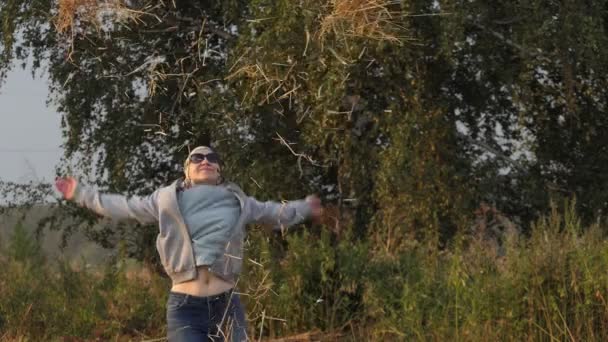 Bir Kadın Tarlaya Saman Yığını Atıyor Yavaş Çekim — Stok video