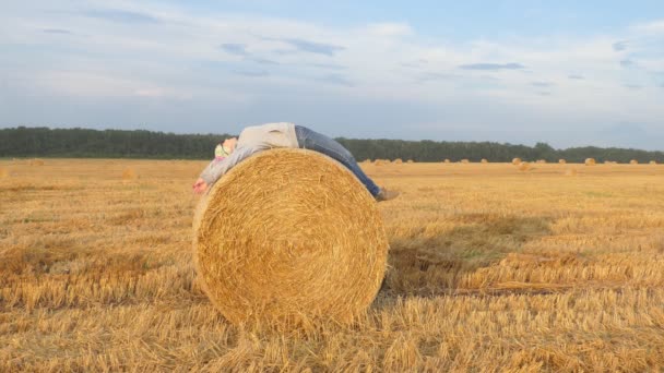 Fată Sare Balon Răsucit Paie Într Câmp — Videoclip de stoc