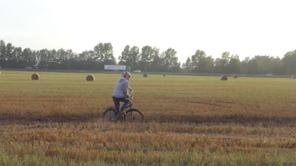 Kolo Dívka Kole Šátku Jezdí Kole Venkovské Cestě Plné Zvrácených — Stock video