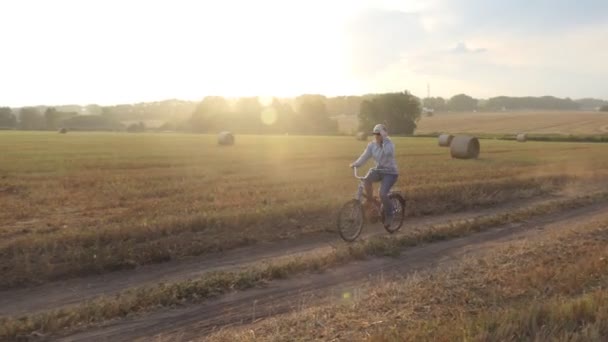 Cykel Cyklist Flicka Slöja Rider Cykel Landsväg Full Vridna Halmbalar — Stockvideo
