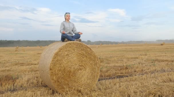 Lotus Position Woman Sits Lotus Position Bale Straw Field — Stock Video