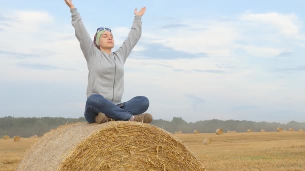 Lotus Pozisyonu Lotus Pozisyonunda Bir Kadın Bir Tarlada Saman Balyasının — Stok video