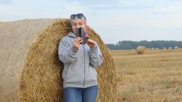 Pigen Ser Sin Telefon Mens Hun Står Ved Siden Balle – Stock-video