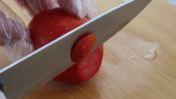 Vegetarianism Grönsaker Kocken Skär Röd Tomat Skivor Hackbräda Närbild — Stockvideo