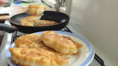 Vejetaryenlik, basit yemekler, Asya mutfağı. Aşçı tavaya kızarmış lahana turtası koyar. Yakın çekim..