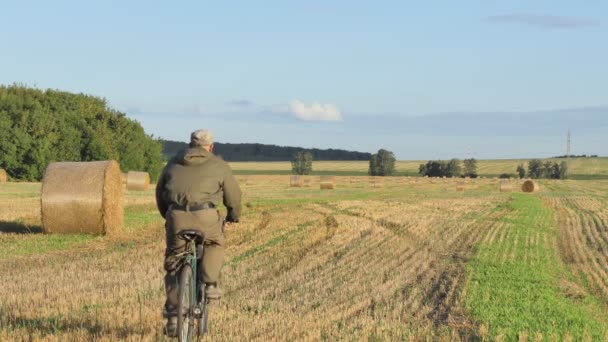 Велосипед Человек Ездит Велосипеде Скошенному Пшеничному Полю — стоковое видео