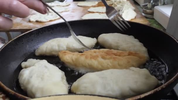 Vegetarianism Enkel Mat Asiatiskt Kök Kvinna Förvandlar Spatelpaj Med Kål — Stockvideo