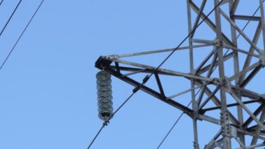 Enerji. Yüksek voltajlı güç iletim hattı. Yakın çekim..