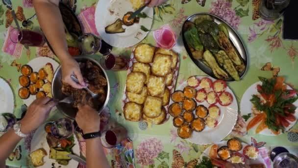 Asiatiskt Kök Enkel Mat Händerna Människor Tar Tillagade Rätter Från — Stockvideo