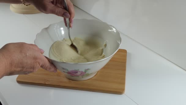 Vejetaryen Yemekleri Pasta Malzemeleri Aşçı Irmikle Sütü Bir Fincanda Karıştırır — Stok video
