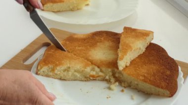 Vejetaryenlik, turta yapmak. Aşçı bir parça fırınlanmış turtayı bıçakla keser ve üstüne koyar. Yakın çekim..