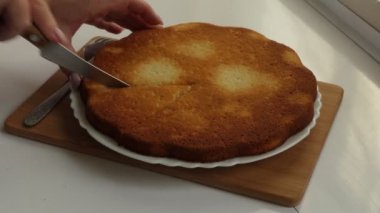 Vejetaryenlik, turta yapmak. Aşçı bir parça fırınlanmış turtayı bıçakla keser ve üstüne koyar. Yakın çekim..