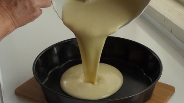 Vegetarianismo Hacer Pasteles Cocinero Vierte Masa Una Sartén Para Pastel — Vídeo de stock