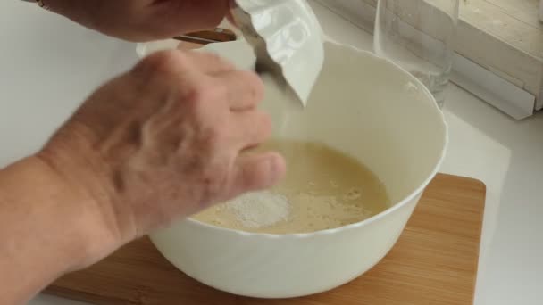 Vegetarismus Ingredience Dort Kuchař Nalije Vanilku Talíře Těstem Zamíchá Aby — Stock video