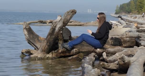 Medio Ambiente Una Joven Mujer Feliz Sienta Tronco Seco Cerca — Vídeo de stock