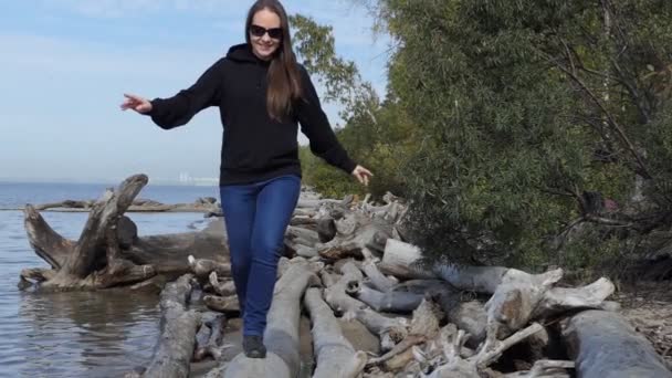 Środowisko Młoda Kobieta Uśmiecha Się Spaceruje Wzdłuż Brzegu Rzeki Pokryta — Wideo stockowe