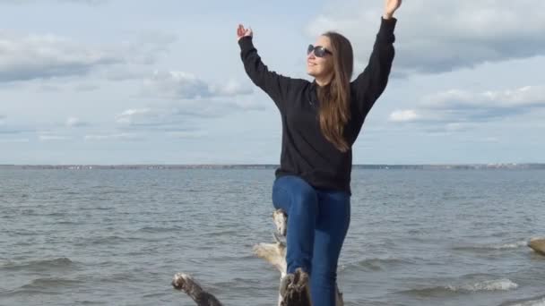 Environnement Femme Une Jeune Femme Est Assise Sur Tronc Arbre — Video