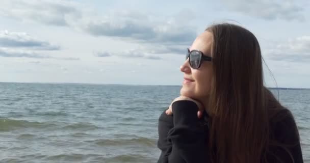 Mujer Retrato Una Joven Sentada Orilla Junto Agua Quita Las — Vídeos de Stock