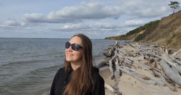 Environnement Une Jeune Femme Promène Long Rive Des Troncs Arbres — Video