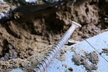 şantiyede levye ve kazılmış zemin