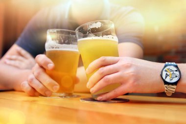 Erkek ve kadın barda bira içmek