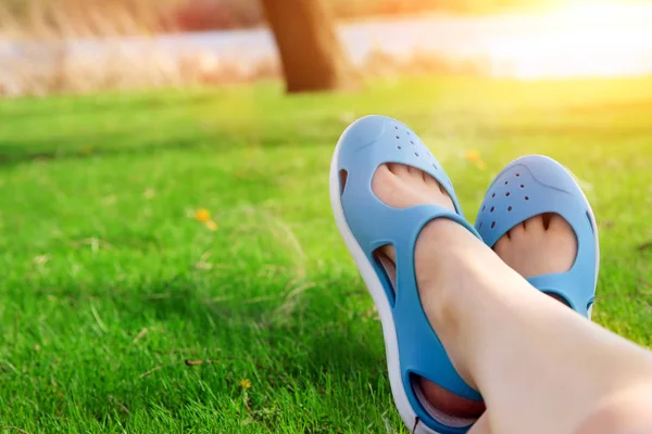 Ontspannen Jonge Vrouw Een Weiland Zomerzon — Stockfoto