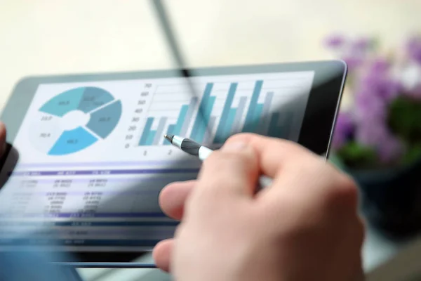 Üzleti Ember Dolgozik Elemzése Pénzügyi Adatok Grafikonok Tabletta Irodában — Stock Fotó