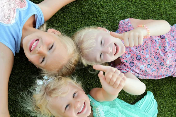Güzel Sarışın Kızlar Çim Üzerinde Yalan Bir Yaz Gününde Gülümseyen — Stok fotoğraf