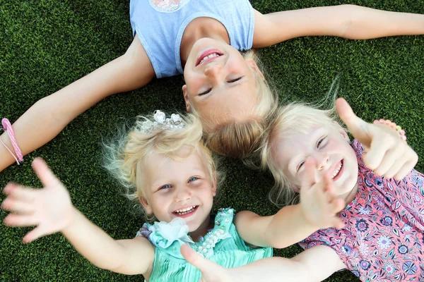 Güzel Sarışın Kızlar Çim Üzerinde Bir Yaz Gününde Döşeme Gülümseyen — Stok fotoğraf