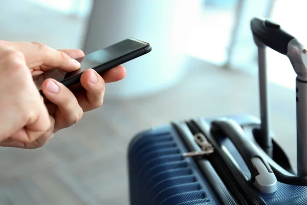 Cestující Zavazadly Čekání Letišti Cestující Pomocí Mobilního Telefonu — Stock fotografie