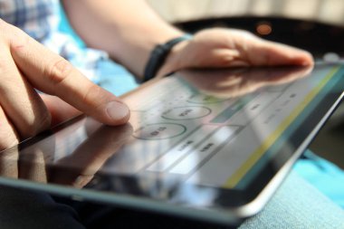 Kamyon sürücü elektronik seyir defteri ile çalışma
